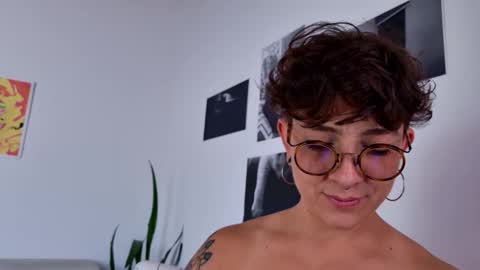 Snapshot of simone_4201 chatting on October 21, 7:06 pm Sim. online show from October 21, 7:06 pm