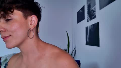 Snapshot of simone_4201 chatting on October 15, 5:36 pm Sim. online show from October 15, 5:36 pm