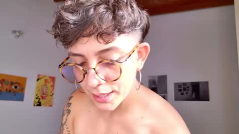 Snapshot of simone_4201 chatting on February 21, 9:11 pm Sim. online show from February 21, 9:11 pm