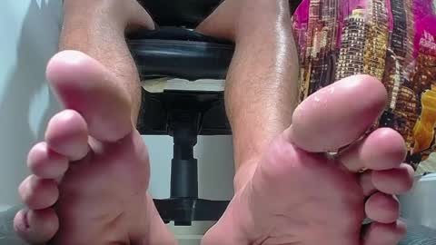 Snapshot of sir_kev66 chatting on February 7, 3:13 am only foot worshipers here online show from February 7, 3:13 am