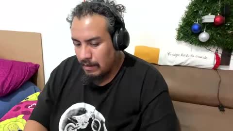 Snapshot of skinhell chatting on January 14, 2:40 am Elias online show from January 14, 2:40 am