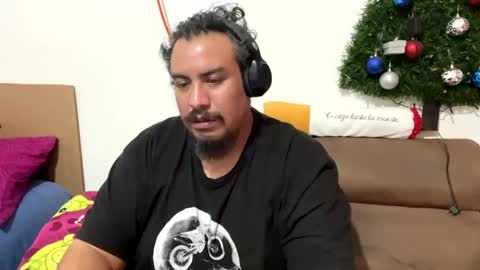 Snapshot of skinhell chatting on January 14, 11:27 pm Elias online show from January 14, 11:27 pm