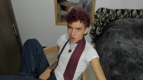 Snapshot of skinnypipe15 chatting on October 22, 3:21 am skinnypipe15 online show from October 22, 3:21 am