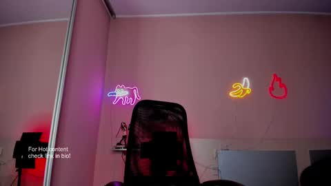 Snapshot of slemgem chatting on February 9, 8:24 pm Slemgem Amy  friends online show from February 9, 8:24 pm