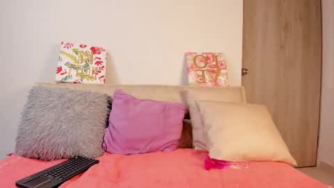 smallsweets_ online show from September 11, 3:02 pm