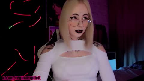 Reeginaaaaa online show from December 4, 8:30 pm