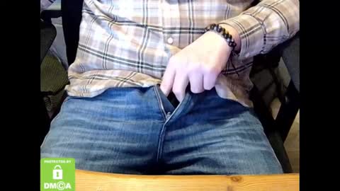 Snapshot of sneakybill82 chatting on February 18, 9:09 pm Sneakybill online show from February 18, 9:09 pm