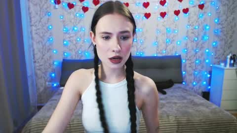 SnowWhate 00 online show from April 2, 6:26 pm