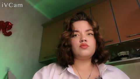 snowy_cute online show from May 5, 2:29 am