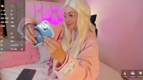 Snapshot of sofia_dream7 chatting on February 18, 11:44 am Sofi online show from February 18, 11:44 am