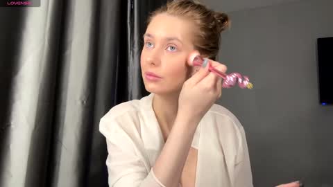 Hi My name is Sofia Welcome to my room Please thumbs up - its important online show from February 2, 7:27 am