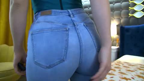 sophie__hill online show from December 5, 5:39 am