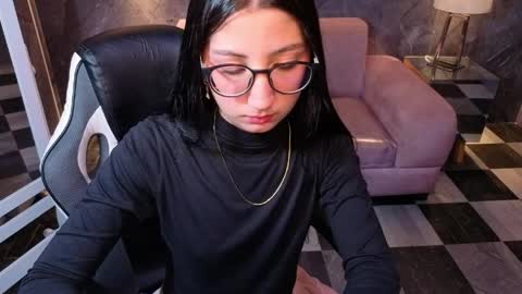 sophie_jones_b online show from April 10, 12:43 pm