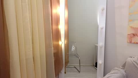 Snapshot of sophieee_lee chatting on December 1, 4:32 pm Sophie online show from December 1, 4:32 pm