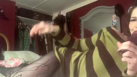 Honey Suckle online show from November 1, 4:11 am