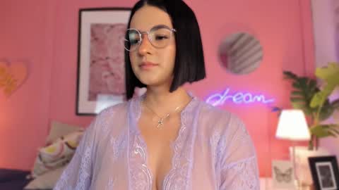 Snapshot of soysaraa_ chatting on February 22, 5:02 am Aleja online show from February 22, 5:02 am