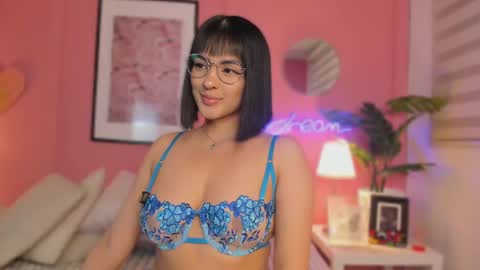 Snapshot of soysaraa_ chatting on October 1, 5:50 am Aleja online show from October 1, 5:50 am