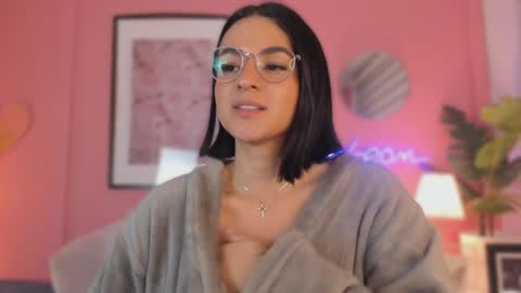 Snapshot of soysaraa_ chatting on February 10, 11:46 am Aleja online show from February 10, 11:46 am