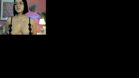 Snapshot of soysaraa_ chatting on March 12, 4:51 am Aleja online show from March 12, 4:51 am