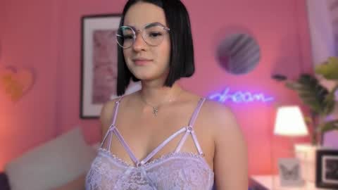 Snapshot of soysaraa_ chatting on February 27, 4:57 am Aleja online show from February 27, 4:57 am