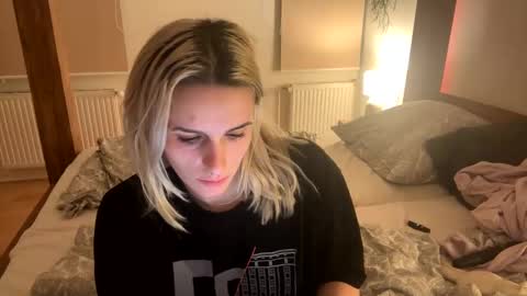 Snapshot of spacegirl42o chatting on December 19, 5:18 pm Spacegirl online show from December 19, 5:18 pm