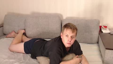 Snapshot of st_rudy chatting on September 18, 4:00 pm Joe Peach online show from September 18, 4:00 pm