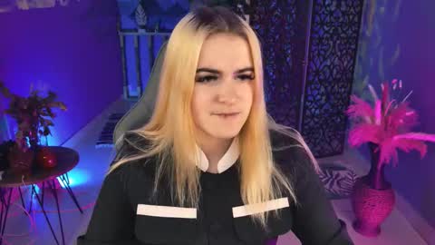 stef_nicks online show from October 3, 9:06 am