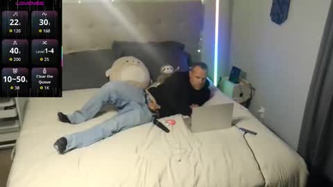 Stella and Mojo online show from November 11, 9:50 pm