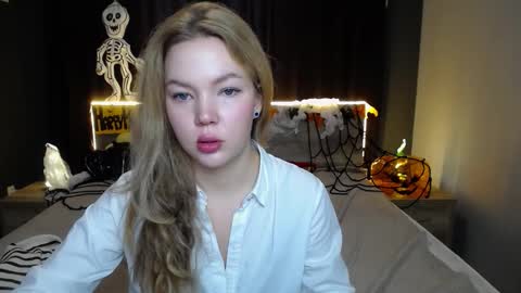 Snapshot of stellalights chatting on October 31, 7:09 am stellalights online show from October 31, 7:09 am