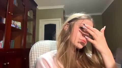 Hannah online show from August 3, 4:24 pm