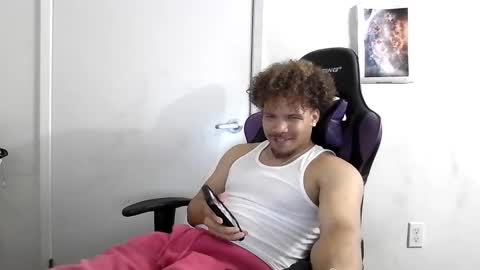 Snapshot of str8dj chatting on October 3, 3:37 am Dj online show from October 3, 3:37 am