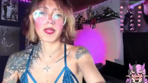 Snapshot of succubus_girl_ chatting on September 23, 2:44 pm Alexy online show from September 23, 2:44 pm