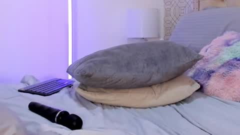 Luna  online show from December 5, 12:10 am