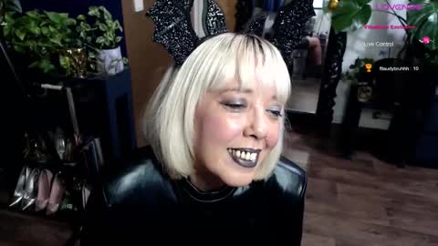 Snapshot of sunni_hottie chatting on October 18, 2:27 am Sunni Knight online show from October 18, 2:27 am