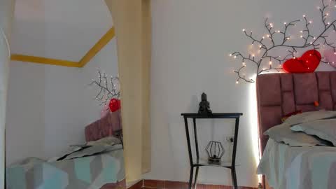 Sunny Leon Z online show from February 15, 1:30 am