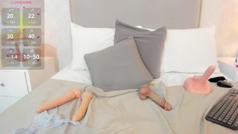 susanthomass online show from February 6, 8:11 pm