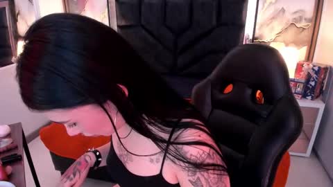 susanvilla online show from December 22, 7:53 pm