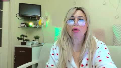 SusieNoreen online show from October 15, 7:42 am