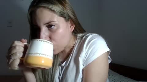 Snapshot of sweet__alana chatting on December 10, 11:19 pm Sweet  alana online show from December 10, 11:19 pm