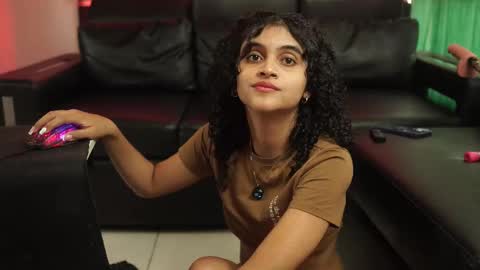 Salom independent model online show from September 26, 8:06 pm