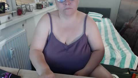 Sweetboobs85h online show from October 19, 4:22 pm