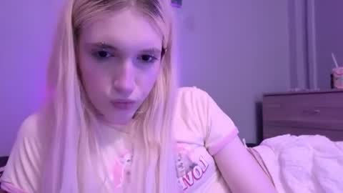 sweetcrystalll online show from July 3, 5:40 pm