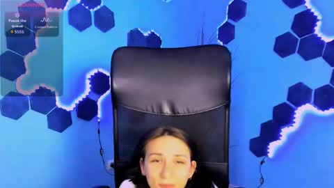 Chloe online show from May 11, 2:45 pm