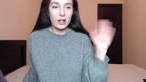 Mia online show from December 5, 2:26 pm