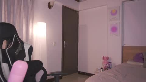 Cat independent model  online show from September 18, 2:15 am