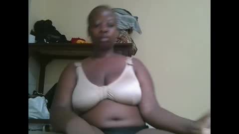 Snapshot of sweetyass25 chatting on October 21, 5:23 am sweetyass25 online show from October 21, 5:23 am