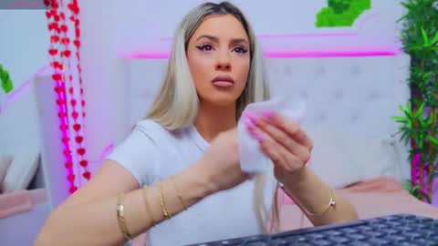 Snapshot of taahiraarabian chatting on February 10, 1:22 pm Arianna online show from February 10, 1:22 pm