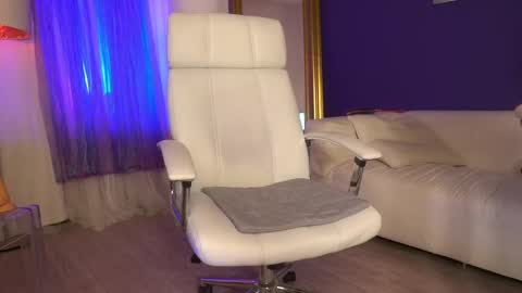 Snapshot of tais_athena chatting on February 17, 6:17 pm Margo online show from February 17, 6:17 pm