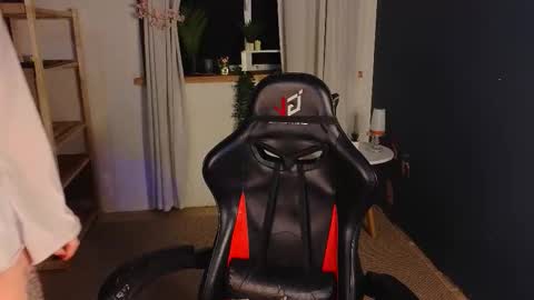 Lizzy online show from December 18, 3:18 pm