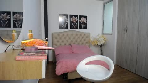 Hi im sara online show from April 22, 1:18 pm